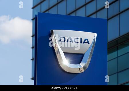 Dacia-Logo vor dem offiziellen Händlerbüro in Vilnius, Litauen - 16. Mai 2021 Stockfoto