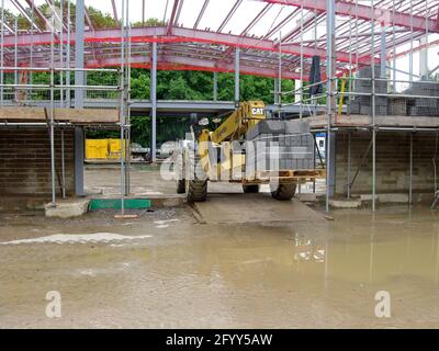 Mai 2008 - Teleskoplader bewegt Palette von Wandblock auf Eine Baustelle in Großbritannien Stockfoto