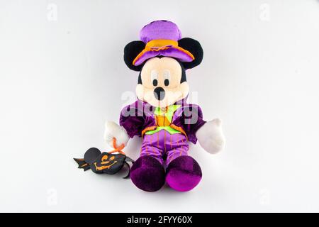 CHESTER, VEREINIGTES KÖNIGREICH - 8. MAI 2021: Mickey Maus Plüschtier in einem Halloween Kostüm Stockfoto