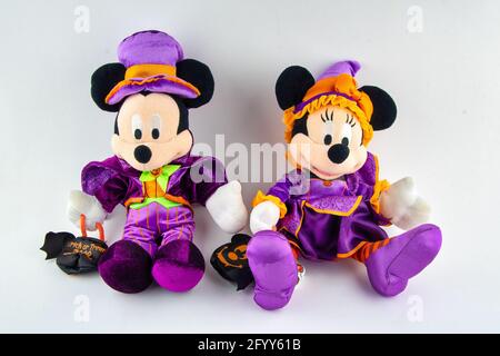 CHESTER, VEREINIGTES KÖNIGREICH - 8. MAI 2021: Mickey und Minnie Maus Plüsch in einem Halloween Kostüm Stockfoto