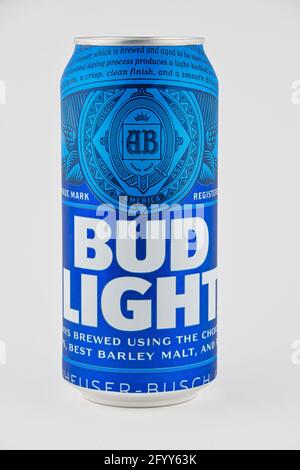 CHESTER, VEREINIGTES KÖNIGREICH - 3. MAI 2021: Bud Light Bier in einer Dose Stockfoto