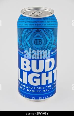 CHESTER, VEREINIGTES KÖNIGREICH - 3. MAI 2021: Bud Light Bier in einer Dose Stockfoto