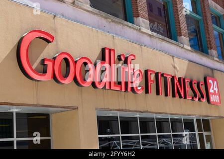 Ottawa, Kanada - 23. Mai 2021: Goodlife Fitness-Schild am Gebäudeeingang, beliebtes Fitnesscenter Stockfoto