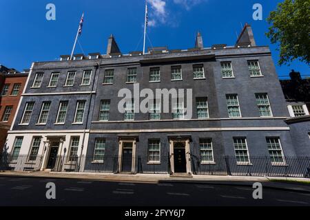 Downing Street GV General Blick in direkter Sonne mit einem blauen Himmel. Stockfoto