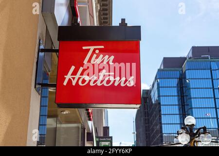 Ottawa, Kanada - 23. Mai 2021: Zeichen des Tim Hortons Restaurants in der Innenstadt von Ottawa, Kanada. Tim Hortons ist ein beliebtes kanadisches Fast-Food-Restaurant Stockfoto