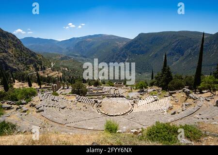 Das antike griechische Theater von Delphi und der Apollo-Tempel in der archäologischen Stätte in Delphi, Fokida, Griechenland Stockfoto