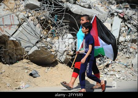 Unter der Führung von gesuchten Männern der Hamas veranstaltet Al-Qassam eine Feier und eine Militärparade, um die Familien der Märtyrer im nördlichen Gaza-Streifen zu ehren Stockfoto