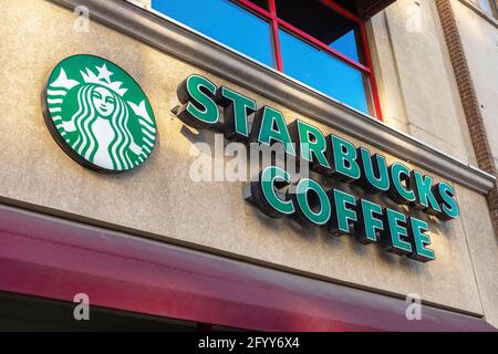 Ottawa, Kanada - 23. Mai 2021: Starbucks-Kaffee-Schild auf dem Gebäude. Beliebtes Café Stockfoto