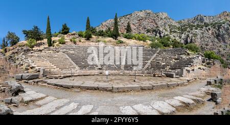 Das antike griechische Theater von Delphi in der archäologischen Stätte von Delphi, Fokida, Griechenland Stockfoto