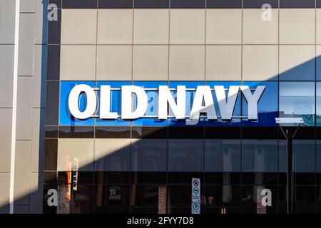 Ottawa, Kanada - 23. Mai 2021: Außenansicht eines alten Marinestützes in der Innenstadt an einem sonnigen Tag. Old Navy ist ein Einzelhandelsgeschäft für Kleidung und Accessoires. Stockfoto