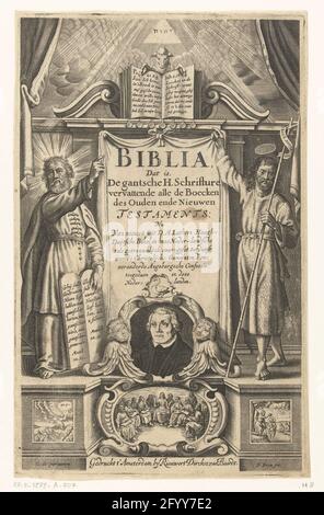 Moses, Christus und Portrait Maarten Luther; Titelseite für: Biblia, das heißt, die Gantsche H. Schrift, Amsterdam: 1648 .. Titelseite einer Bibel in der Luther-Übersetzung. In der Mitte ein Lutherporträt. Auf beiden Seiten des Titels Moses und Johannes der Täufer. Es gibt drei biblische Szenen: Moses empfängt die steinernen Tafeln, das letzte Abendmahl und die Taufe Christi durch Johannes den Täufer. Über dem Titel der Lammgott, der eine Bibel mit seinen Beinen hält. Stockfoto