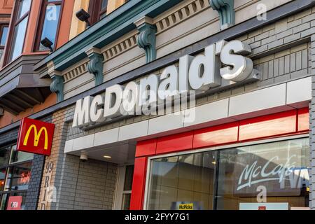 Ottawa, Kanada - 23. Mai 2021: Schild am Vordereingang des McDonald's Fast-Food-Restaurants in der Innenstadt von Ottawa. Stockfoto