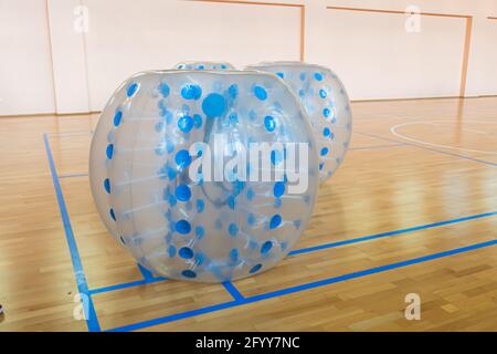 Stoßfänger-Bälle für Fußball spielen auf einer grünen Wiese, einem neuen Funsport Stockfoto