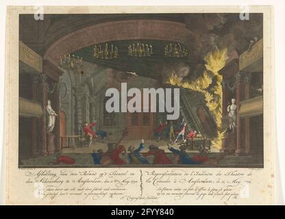 Theater der Amsterdamschouwburg beim Ausbruch des Feuers, 1772; Bild des Feuers auf 't stook in Den Schouwburg in Amsterdam; den 11. Mai 1772 / Representation de l'Incentidie du Theatre de la Comedie à Amsterdam; LE 11. Mai 1772; das Feuer in der Amsterdamse Schouwburg, 1772. Blick auf die Bühne von der Amsterdamse Schouwburg während des Brandausbruchs am 11. Mai 1772. Das Feuer begann während der Hinrichtung der Oper 'De Deserteur'. Auf der Bühne fliegt Schauspieler und rechts fällt ein brennendes Dekorstück. Musiker fliehen aus dem Orchesterbehälter im Vordergrund. Unter der Show den Titel und ein t Stockfoto