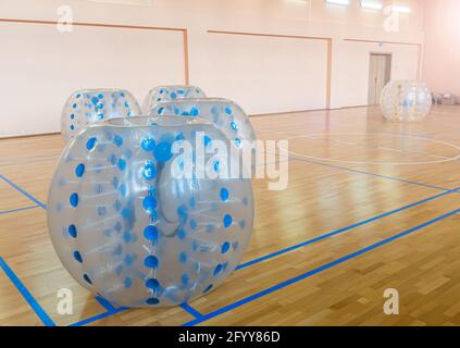 Stoßfänger-Bälle für Fußball spielen auf einer grünen Wiese, einem neuen Funsport Stockfoto