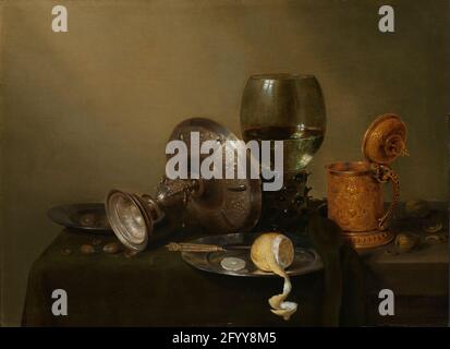 Stillleben mit einer vergoldeten Biertankard; Stillleben. Stillleben mit einer beiliegenden silbernen Trinkschale, einem Murmeltier mit Wein, einer Tasse mit Deckel und Zinnplatten mit einer geschälten Zitrone. Stockfoto