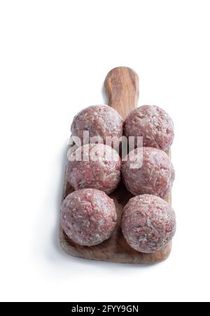 Rohes Fleisch Kugeln auf Holz Schneidebrett isoliert auf weißem Stockfoto