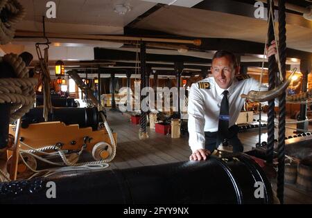 KOMMANDIERENDER OFFIZIER DER HMS VICTORY LT. CDR. FRANK NOWOSIIELSKI AUF DEM UNTEREN WAFFENDECK PIC MIKE WALKER,2005 Stockfoto