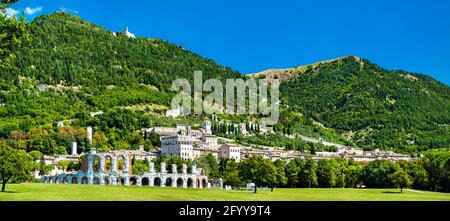 Gubbio mit römischem Theater und Türmen in Umbrien, Italien Stockfoto