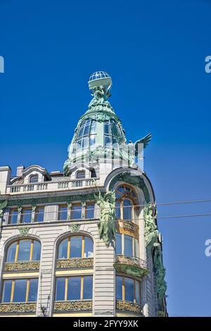 Das Haus der Firma Singer im Jugendstil. Architekt Pavel Syuzor. Derzeit eine große Buchhandlung. Russland Sankt Petersburg. PM 16.45 Stockfoto