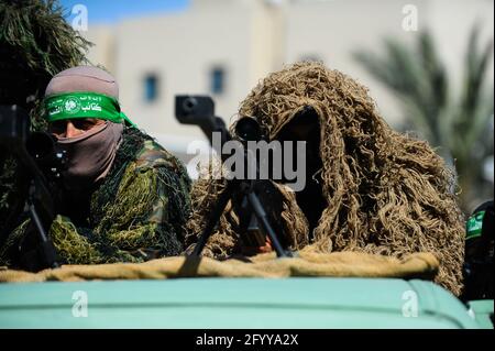 Unter der Führung von gesuchten Männern der Hamas veranstaltet Al-Qassam eine Feier und eine Militärparade, um die Familien der Märtyrer im nördlichen Gaza-Streifen zu ehren Stockfoto