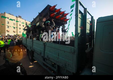 Unter der Führung von gesuchten Männern der Hamas veranstaltet Al-Qassam eine Feier und eine Militärparade, um die Familien der Märtyrer im nördlichen Gaza-Streifen zu ehren Stockfoto