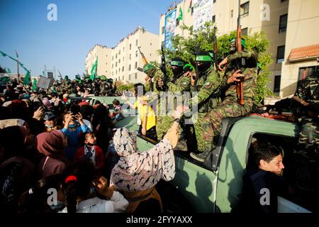 Unter der Führung von gesuchten Männern der Hamas veranstaltet Al-Qassam eine Feier und eine Militärparade, um die Familien der Märtyrer im nördlichen Gaza-Streifen zu ehren Stockfoto