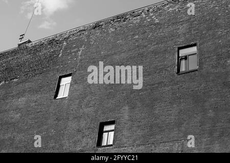 Blick auf die Ziegelwand-Firewall des Gebäudes in Sankt Petersburg, Russland. Schwarzweiß-Porträt. Stockfoto