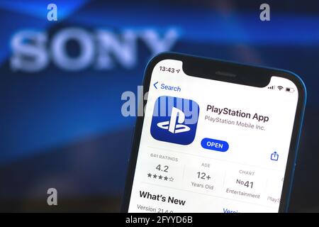 Kharkov, Ukraine - 28. Mai 2021: PlayStation-App auf dem Bildschirm auf dem Hintergrund des sony-Logos, Nahaufnahme Stockfoto