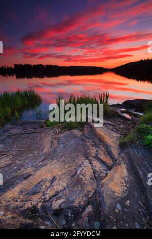 Farbenprächtiger Sommernachtsshimmel in Minatangen am See Vansjø, Østfold, Norwegen, Skandinavien. Stockfoto