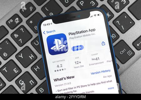 Kharkov, Ukraine – 28. Mai 2021: PlayStation-App auf dem Apple iPhone-Bildschirm, ein Messenger und eine Anwendung von Sony Stockfoto