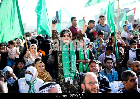 Unter der Führung von gesuchten Männern der Hamas veranstaltet Al-Qassam eine Feier und eine Militärparade, um die Familien der Märtyrer im nördlichen Gaza-Streifen zu ehren Stockfoto