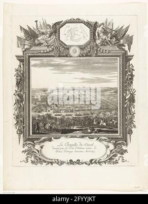 Schlacht von Kassel, 1677; La Bataille de Cassel, Donnée Par Le Duc d'Orleans Contre Le Prince d'Orange l'our-free Avril 1677; Grandes Conquêtes du ROI. Schlacht von Kassel am 11. April 1677 zwischen der französischen Armee unter Philipp I., dem Herzog von Orleans, und dem Prinzen von Oranien. Der Kampf von oben gesehen. Der Druck ist Teil einer französischen Serie von 28 Drucken mit den Eroberungen des französischen Königs Ludwig XIV. Zwischen 1672 und 1678 mit dem Titel: Grandes Conquêtes du ROI. In einem ornamentalen Rahmen mit einer Kartusche an der Spitze der Armeen der Armeen, zwei Figuren des Ruhms, Waffen, Banner und Waffentrophäen. Stockfoto