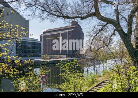 Berlin, Deutschland - 20. April 2021: Schifffahrtskanal Berlin-Spandau mit dem Bau des Westhafenhafens BEHALA, Binnenhafen und Betreiber des Trimod Stockfoto