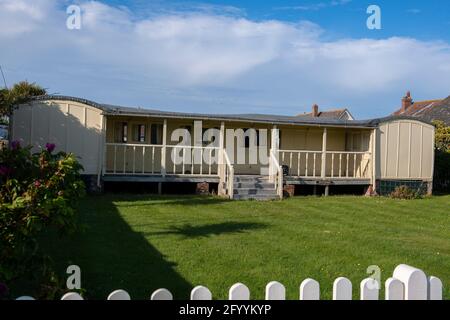 Ferienhaus aus alten Eisenbahnwaggons in West Wittering, in der Nähe von Chichester, West Sussex, England Stockfoto