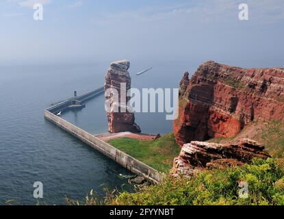 Blick Auf Den Berühmten Rusty Sea Stack Lange Anna Die Nordseeinsel Helgoland an EINEM sonnigen Sommertag Mit EINEM klaren blauen Himmel und EIN paar Wolken Stockfoto