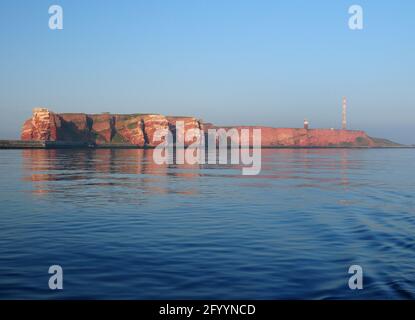 Blick Vom Meer Auf Die Rusty Cliffs Und Die Berühmte Sea Stack Lange Anna Von Der Nordseeinsel Helgoland an EINEM sonnigen Sommertag mit KLAREM Blau Sk Stockfoto