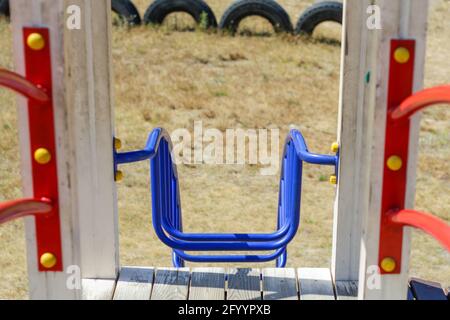 Unschärfe-Rahmen vom Spielzeughaus auf dem Spielplatz. Ländliche Gegend. Treppen, Geländer. Kindersicherheit im Kindergarten. Nicht fokussiert. Stockfoto