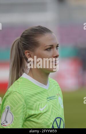 Köln, Deutschland. Mai 2021. Lara Dickenmann ( 21 Wolfsburg ) feiert ihren Gewinn des DFB-Pokals bei der Zeremonie nach dem DFB-Frauen-Cup-Finale zwischen Eintracht Frankfurt und VfL Wolfsburg im RheinEnergieStadion in Köln. Kredit: SPP Sport Pressefoto. /Alamy Live News Stockfoto