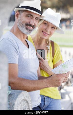 Ein paar glückliche ältere Touristen, die die Stadt besuchen Stockfoto