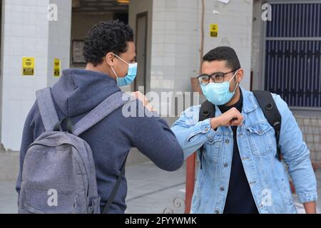 Ellenbogenhöcker, neue normale und sichere Art der Begrüßung, um die Ausbreitung des Coronavirus zu vermeiden (COVID-19), eine Alternative zu Händeschütteln und Umarmung zwischen Menschen Stockfoto