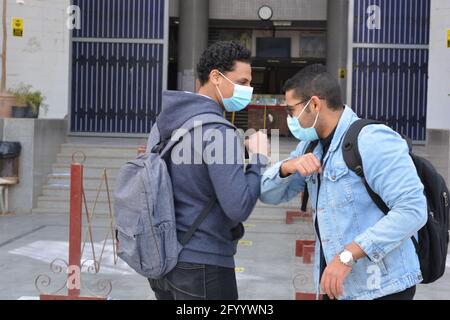 Ellenbogenhöcker, neue normale und sichere Art der Begrüßung, um die Ausbreitung des Coronavirus zu vermeiden (COVID-19), eine Alternative zu Händeschütteln und Umarmung zwischen Menschen Stockfoto