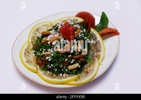 libanesisches, türkisches, arabisches Essen mezze, einschließlich Hummus, Muhammana, Moutabal-, Taboule- und Weinblätter. Stockfoto