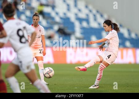 Sassuolo, Italien, 30. Mai 2021. Yui Hasegawa vom AC Mailand feuert beim Coppa Italia Femminile Final Match im Mapei Stadium - Cittˆ del Tricolore, Sassuolo, einen Freistoß nach Torwards. Bildnachweis sollte lauten: Jonathan Moscrop / Sportimage Stockfoto