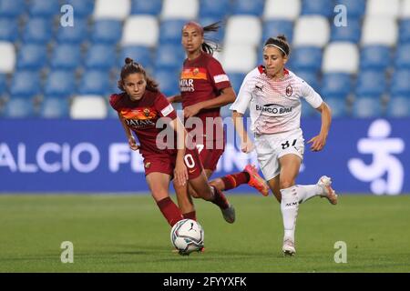 Sassuolo, Italien, 30. Mai 2021. Veronica Boquete vom AC Mailand tritt gegen Manuela Giugliano von AS Roma während des Coppa Italia Femminile Final Match im Mapei Stadium - Cittˆ del Tricolore, Sassuolo, an. Bildnachweis sollte lauten: Jonathan Moscrop / Sportimage Stockfoto