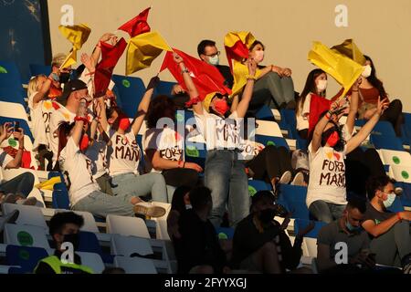 Sassuolo, Italien, 30. Mai 2021. ROMA-Fans jubeln beim Coppa Italia Femminile Final im Mapei Stadium - Cittˆ del Tricolore, Sassuolo, über ihr Team. Bildnachweis sollte lauten: Jonathan Moscrop / Sportimage Stockfoto