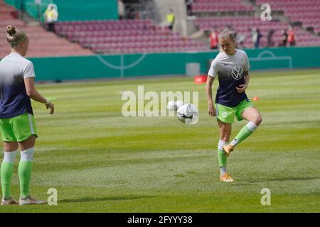 Köln, Deutschland. Mai 2021. Lara Dickenmann ( 21 Wolfsburg ) beim Warm-up zum DFB-Pokalfinale zwischen Eintracht Frankfurt und VfL Wolfsburg im RheinEnergieStadion in Köln. Kredit: SPP Sport Pressefoto. /Alamy Live News Stockfoto