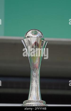 Köln, Deutschland. Mai 2021. Pokal beim DFB-Pokal nach dem DFB-Frauen-Cup-Finale zwischen Eintracht Frankfurt und VfL Wolfsburg im RheinEnergieStadion in Köln. Kredit: SPP Sport Pressefoto. /Alamy Live News Stockfoto