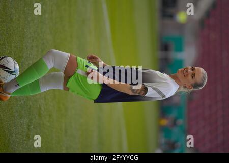 Köln, Deutschland. Mai 2021. Lara Dickenmann ( 21 Wolfsburg ) beim Warm-up zum DFB-Pokalfinale zwischen Eintracht Frankfurt und VfL Wolfsburg im RheinEnergieStadion in Köln. Kredit: SPP Sport Pressefoto. /Alamy Live News Stockfoto