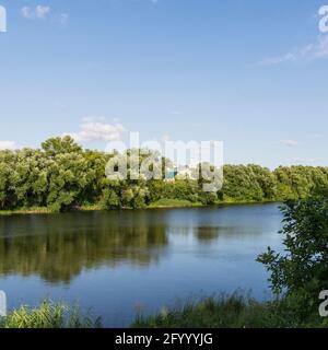 Ufer des Flusses Oka, Räume und die Kirche Stockfoto